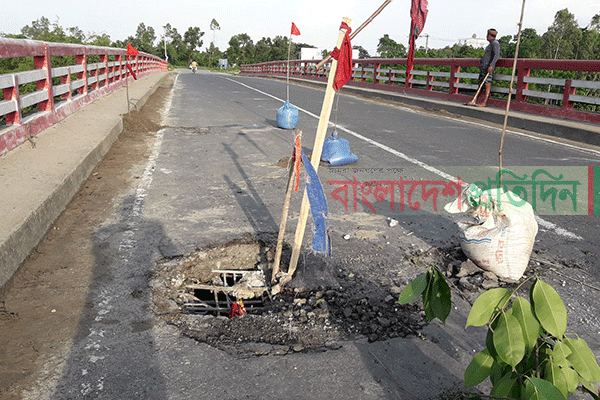 দিনাজপুরের ভাতগাঁও ব্রিজে ঢালাই খসে ফুটো, হুমকিতে ঢাকা-পঞ্চগড় মহাসড়ক!