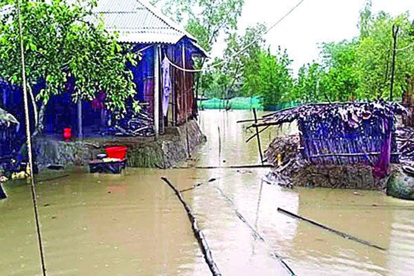 টানা বৃষ্টিতে উপকূলে বিপর্যস্ত জনজীবন