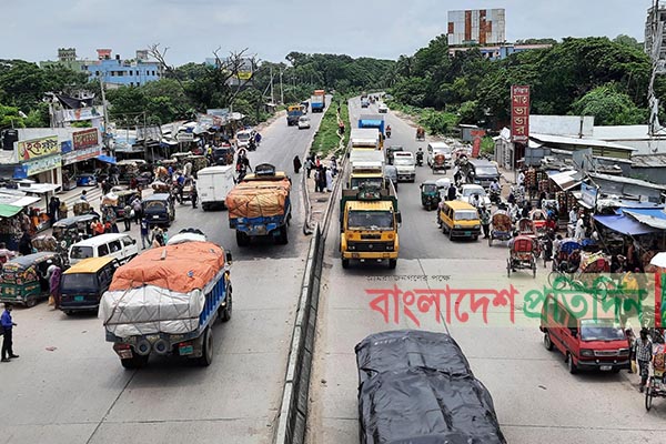 মহাসড়কের কুমিল্লা অংশে তিনগুণ-চারগুণ ভাড়ায় যাত্রী পরিবহন