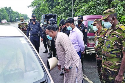 বৃষ্টি আর লকডাউনে ঘরবন্দী মানুষ রাস্তাঘাট ফাঁকা, প্রশাসন কঠোর