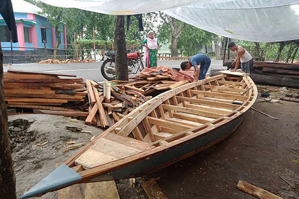 বগুড়ায় বর্ষাকালে নৌকা তৈরির ধুম