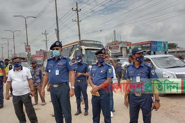 ঈদকে সামনে রেখে মহাসড়কে সতর্ক অবস্থানে হাইওয়ে পুলিশ