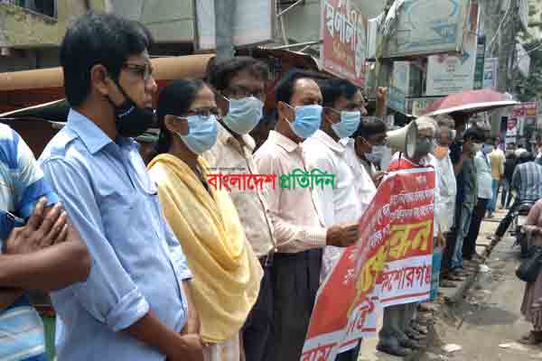 অগ্নিকাণ্ডে নিহত শ্রমিকদের ক্ষতিপূরণের দাবিতে কিশোরগঞ্জে মানববন্ধন 