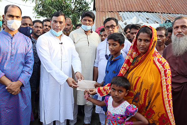 শিশু মিজানের সঙ্গে ঈদ আনন্দ ভাগাভাগি করলেন আওয়ামী লীগ নেতা সুজন