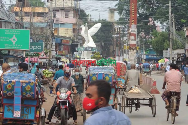 টহল বা চেকপোস্ট শেষ হলেই শহর ফিরে যায় আগের রূপে!