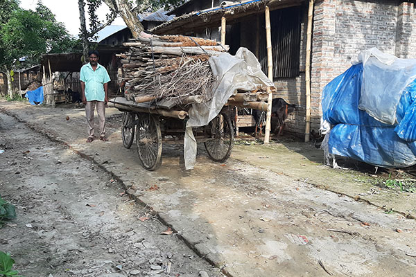 স্বেচ্ছাশ্রমে কাঁচা সড়ক সংস্কার করলো স্থানীয় কৃষকেরা