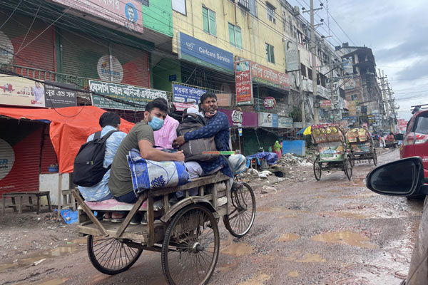 যা বলে, যেভাবে ঢাকায় ঢুকছেন তারা 

