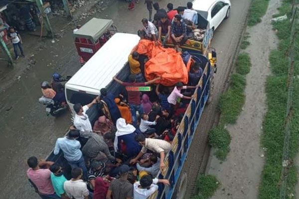 এভাবে গাদাগাদি করে স্বাস্থ্যঝুঁকি নিয়ে পোশাক শ্রমিকদের একটি দিন 

