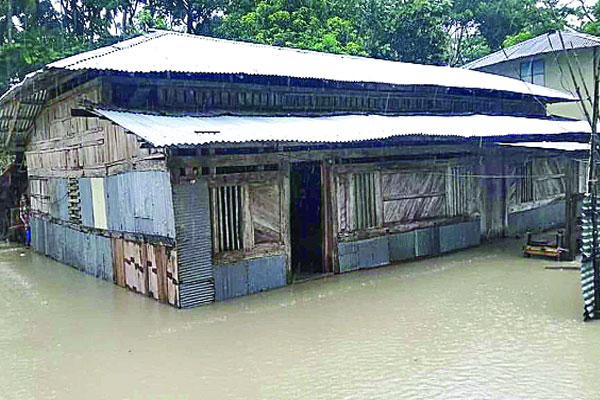 বন্যায় তলিয়ে যাচ্ছে নতুন নতুন এলাকা