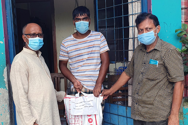 বাঞ্ছারামপুরে করোনা রোগীর বাড়ি বাড়ি পাঠানো হচ্ছে প্রধানমন্ত্রী উপহার