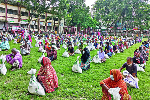 নওগাঁয় তিন দিনে ৩ হাজার পরিবারকে খাদ্য সহায়তা দিল বসুন্ধরা