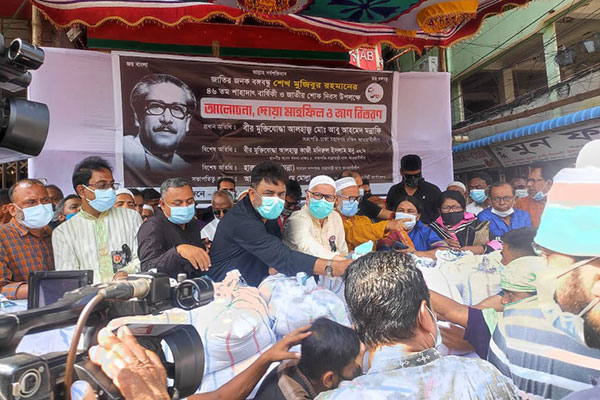 বঙ্গবন্ধুর শাহাদাত বার্ষিকী উপলক্ষে ডিএসসিসি ৫০ নং ওয়ার্ডে দোয়া ও ত্রাণ বিতরণ