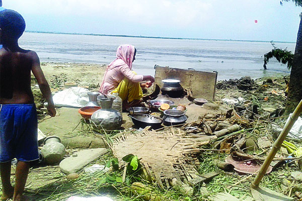 তলিয়ে যাচ্ছে নিম্নাঞ্চল দিশাহারা মানুষ