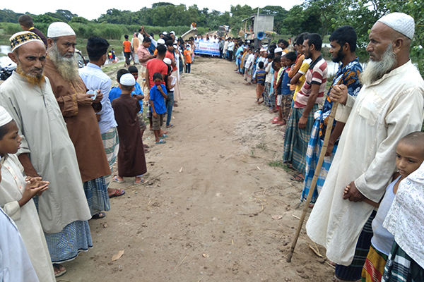 সেতু নির্মাণ বন্ধ থাকায় দুর্ভোগ, স্থানীয়দের মানববন্ধন