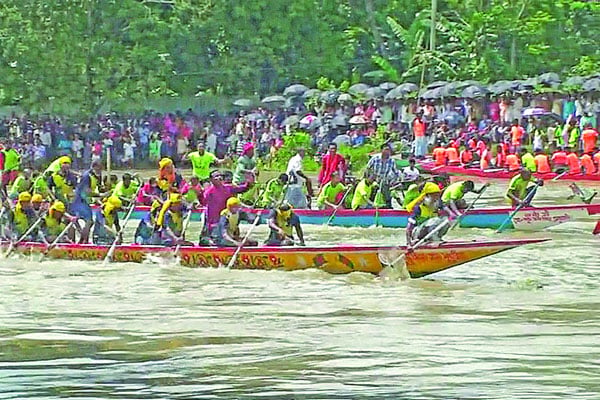 নৌকাবাইচ দেখতে মানুষের ঢল