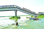 নৌকার ধাক্কায় ভেঙে গেল সেতু