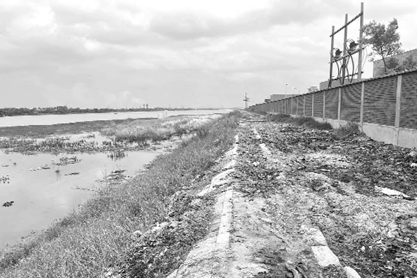 বর্জ্যে দূষণের শিকার ধলেশ্বরী