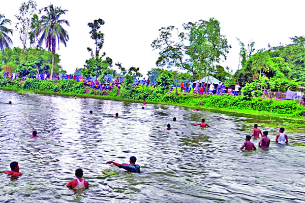 হাঁস খেলা দেখতে উপচে পড়া ভিড়