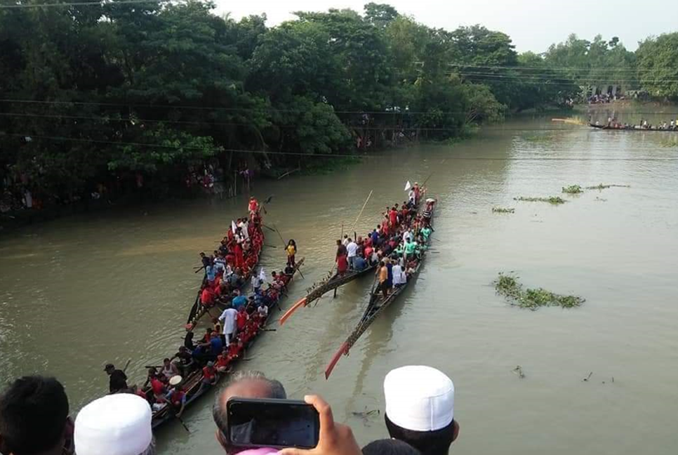 মাদারীপুরে ঐতিহ্যবাহী নৌকা বাইচ, দুই পাড়ে আনন্দমেলা