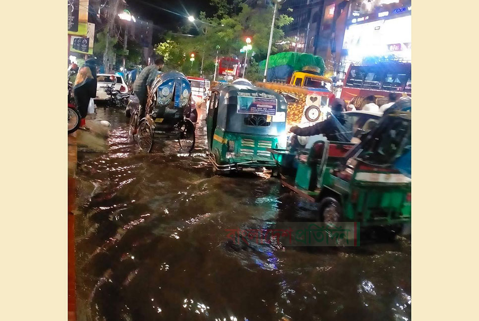 ১ ঘণ্টার বৃষ্টিতে তলিয়ে গেছে নারায়ণগঞ্জ শহর!