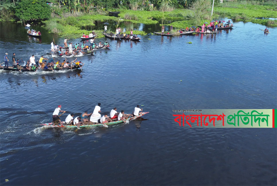 ঐতিহ্যবাহী নৌকা ও ভেলা বাইচে মুখরিত কচুগাড়ি বিল