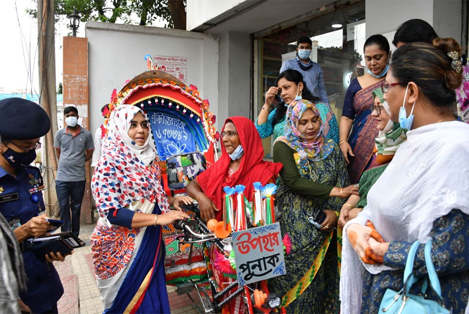 পুনাক সভানেত্রীর রিকশা উপহার