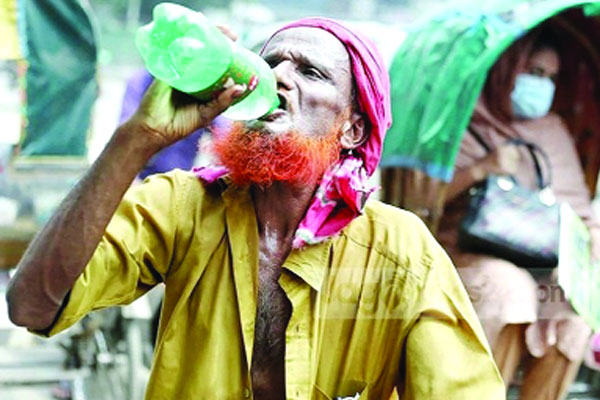 ক্ষতিগ্রস্ত শহরের শীর্ষে ঢাকা