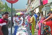 ফুটপাথ দখল করে বসানো হয়েছে অস্থায়ী দোকান