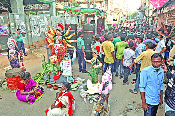 পুরান ঢাকার শঙ্খনিধি হাউসে পূজা করা নিয়ে উত্তেজনা