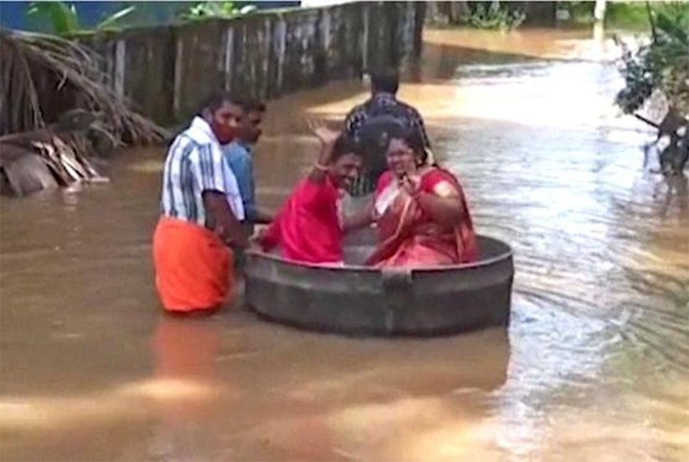 রান্নার পাত্রে চড়ে বিয়ে সারলেন পাত্র-পাত্রী! (ভিডিও)