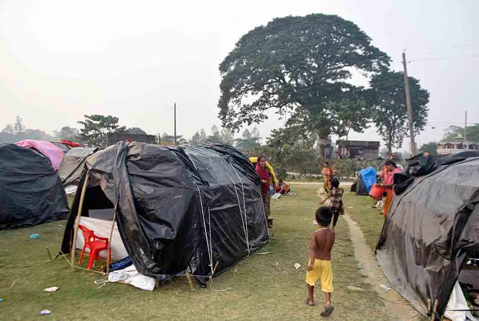 আগে যাতায়াত নৌকা-নদীতে হলেও এখন বেদেদের চলতে হয় বাসে

