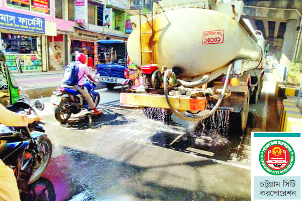 ধুলোবালি পরিষ্কারে সড়কে পানি