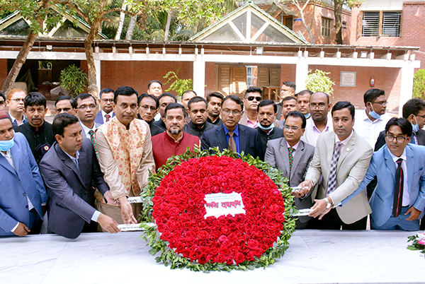 জাতির পিতার সমাধিতে রূপালী ব্যাংকের শ্রদ্ধা নিবেদন  