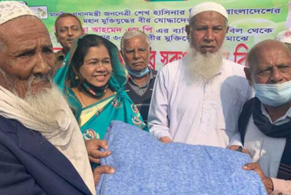 নাটোরে মুক্তিযোদ্ধাদের মাঝে শীতবস্ত্র প্রদান