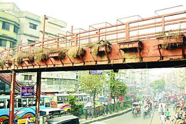 অযত্নে বিবর্ণ ফুটওভার ব্রিজের সৌন্দর্য