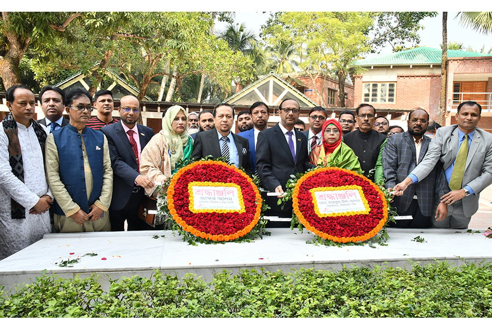 টুঙ্গিপাড়ায় বঙ্গবন্ধুর সমাধিতে সোশ্যাল ইসলামী ব্যাংক কর্মকর্তাদের শ্রদ্ধা