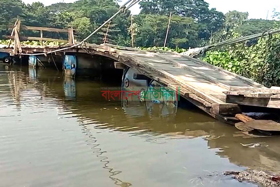 নড়বড়ে ভাসমান কাঠের সেতু, ভোগান্তিতে ৫ গ্রামের মানুষ