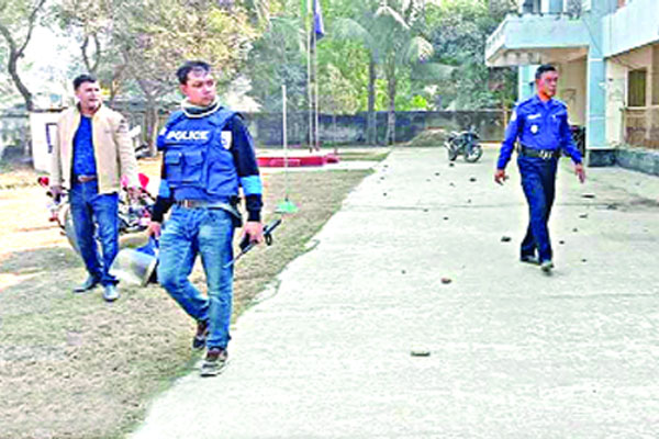 সরিষাবাড়ীতে পুলিশ তদন্ত কেন্দ্রে হামলা, ছয় পুলিশ সদস্য আহত