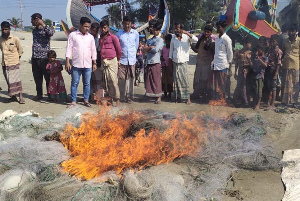 ৬০ হাজার মিটার অবৈধ কারেন্ট জাল পুড়িয়ে ধ্বংস 