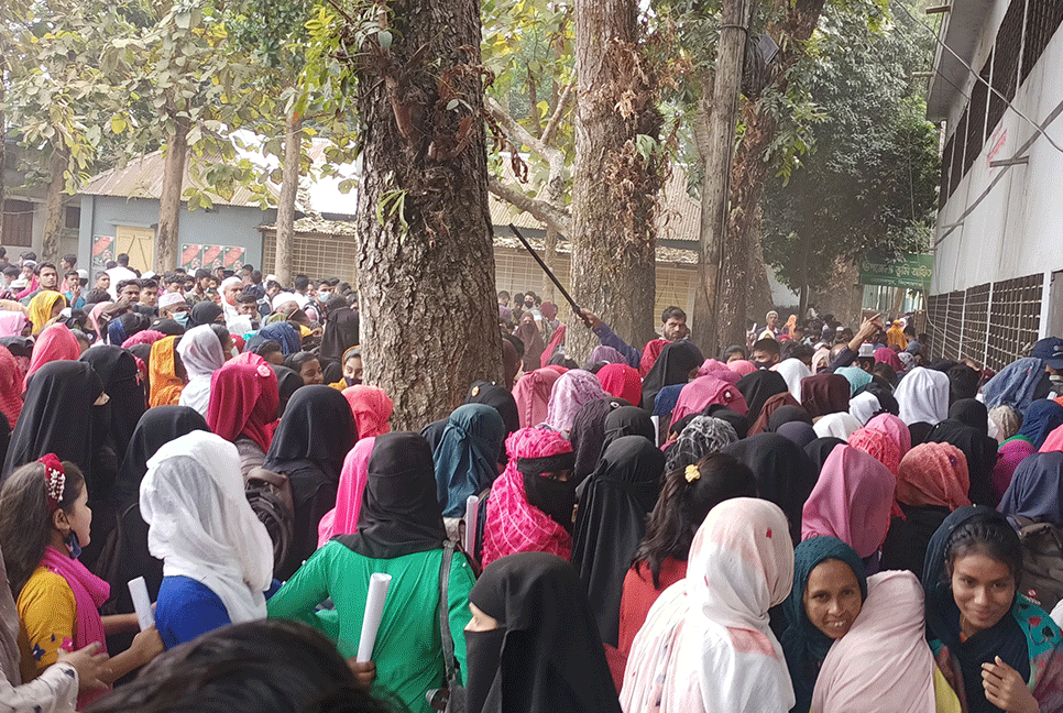 হোসেনপুরে টিকা নিতে শিক্ষার্থীদের ভিড়