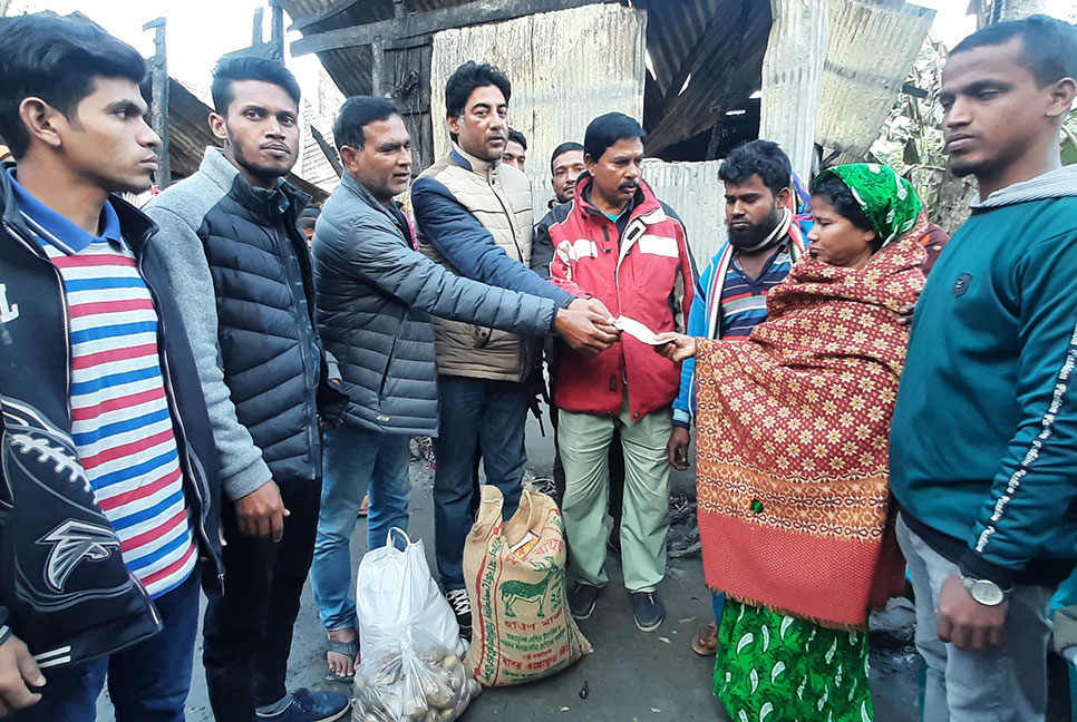 বসতঘর পুড়ে নিঃস্ব বিধবা’র পরিবারের পাশে সেভ দ্যা সুন্দরবন ফাউন্ডেশন