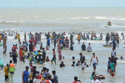 কুয়াকাটা সৈকতে যেন তিল ধারণের ঠাঁই নেই