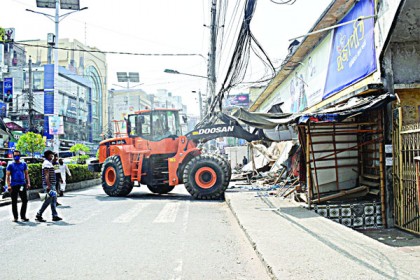 খুনের পর দখলমুক্ত ফুটপাথ