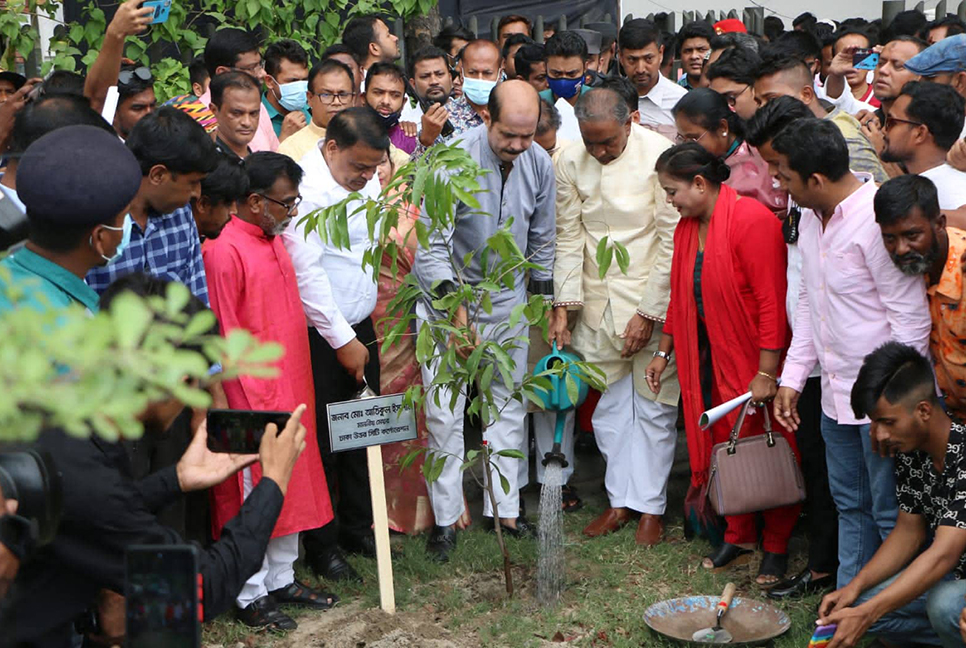 নগরবাসীর জন্য নববর্ষের উপহার সাতটি পার্ক ও মাঠ : মেয়র আতিক