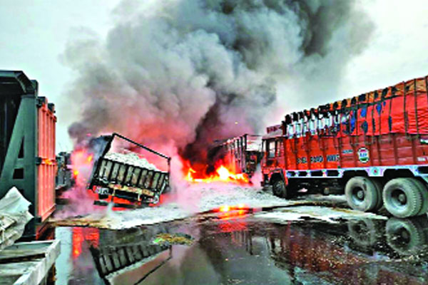 বেনাপোল বন্দরে পণ্যভর্তি পাঁচটি ভারতীয় ট্রাক পুড়ে ছাই