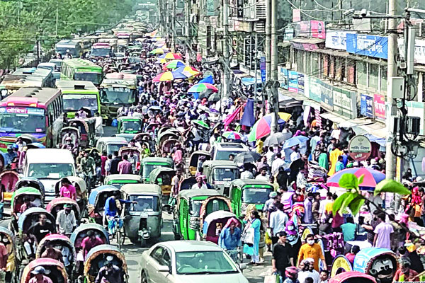 সাপ্তাহিক ছুটির দিনে নিউমার্কেট সড়কে ছিল তীব্র যানজট