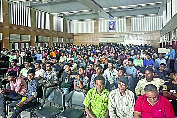 সিনেমা হলের অভাবে অডিটোরিয়ামে ছবি প্রদর্শন : বাধা কেন ?