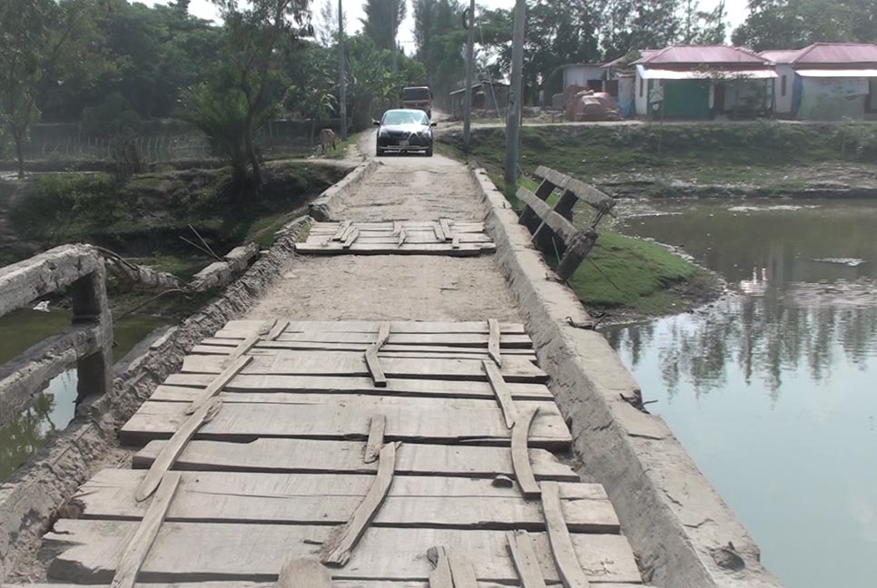 চরবসু গ্রামের ভুলুয়া নদীর সেতুর বেহাল দশা