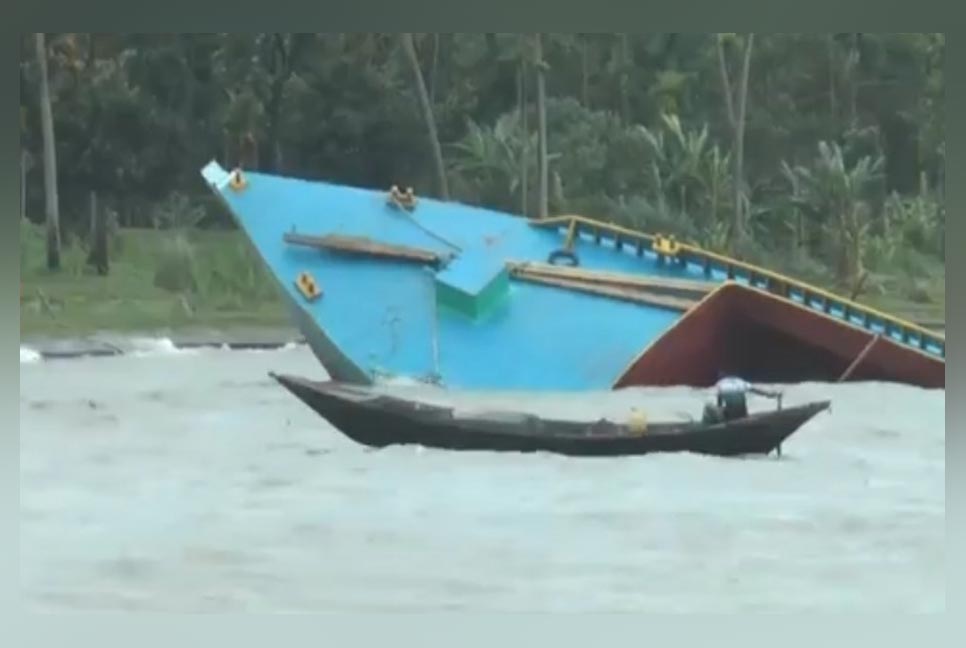 মেঘনা নদীতে বালু বোঝাই বাল্কহেড ডুবি