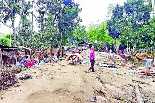 ভাঙন আতঙ্কে লোকজন বাড়ি-ঘর সরিয়ে নিচ্ছে